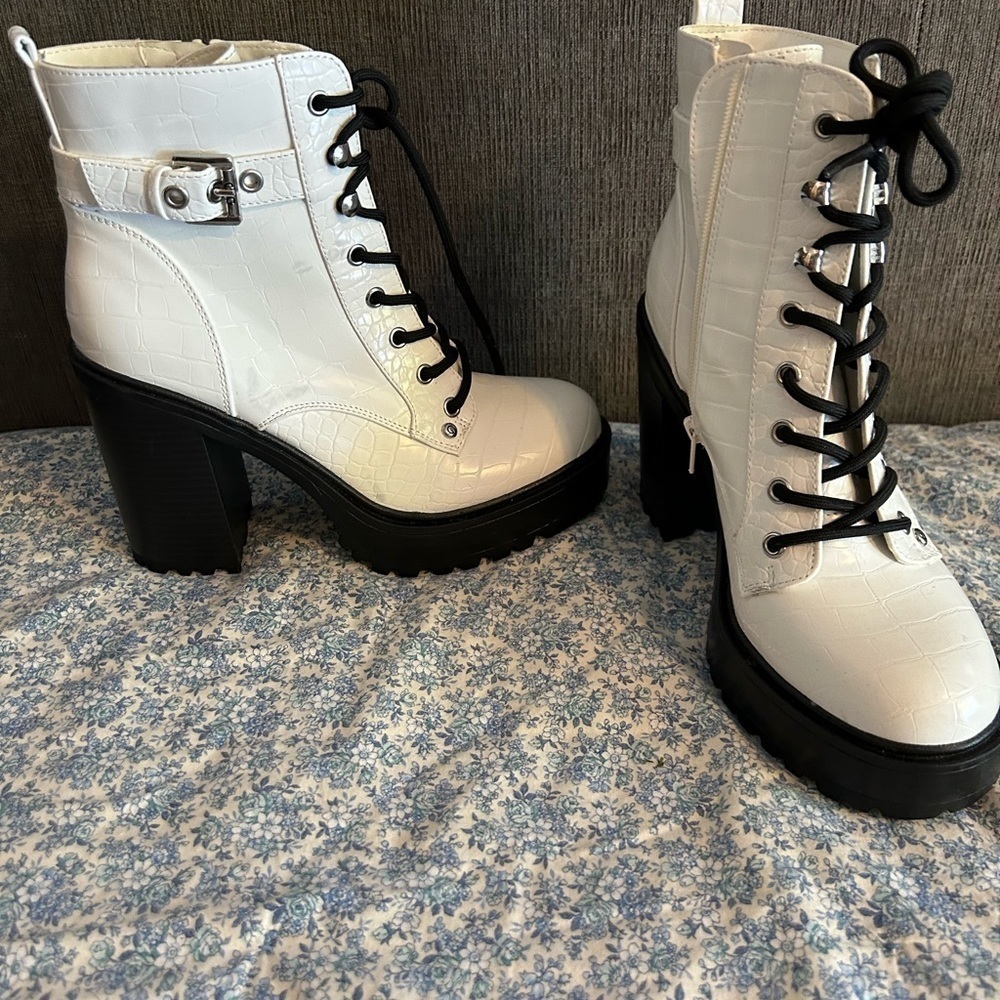 BGB Platform textured print white and black zip boots size 8